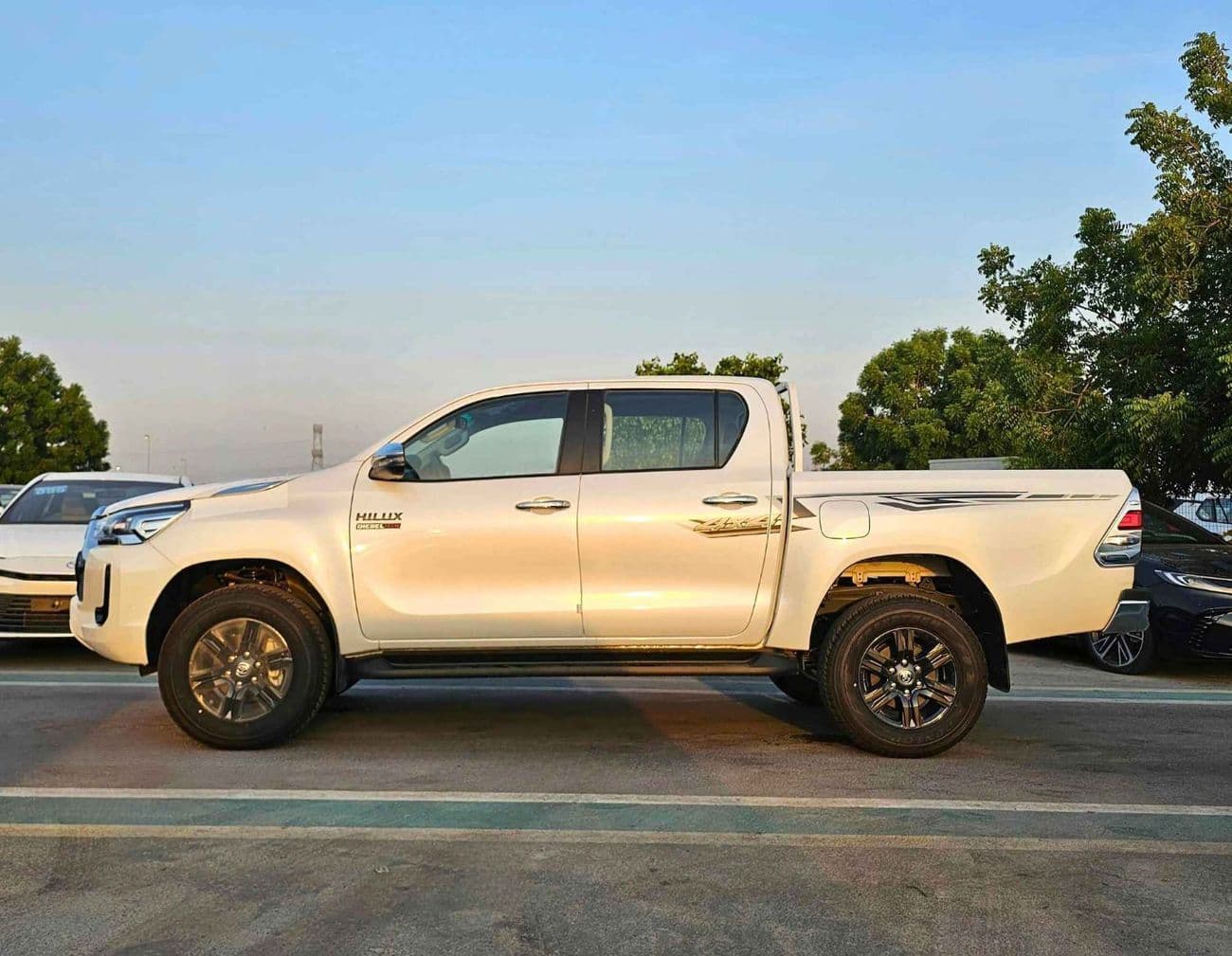 2025 Toyota Hilux SGLX thumbnail 3