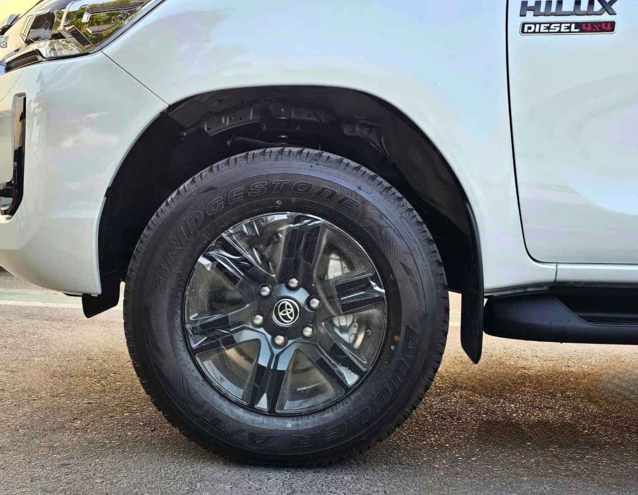 2025 Toyota Hilux SGLX thumbnail 5