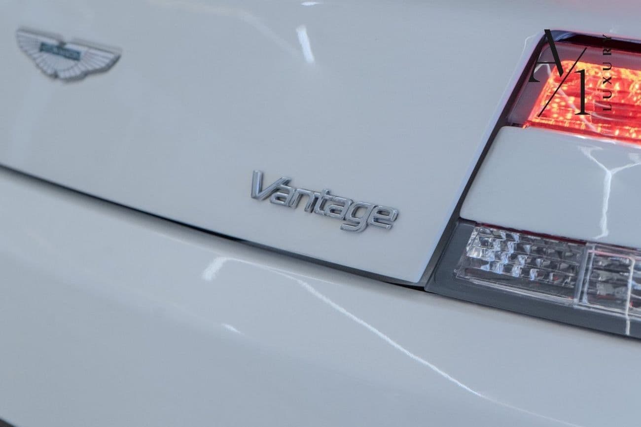 2015 Aston Martin Vantage STANDARD thumbnail 6
