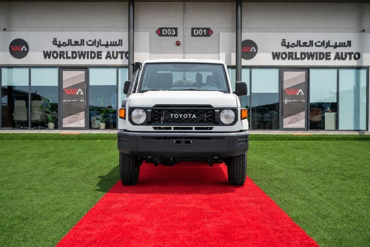 2025 Toyota Land Cruiser Pick Up 79 4.0L Double Cab 5MT 4x4 2025 Model thumbnail 3