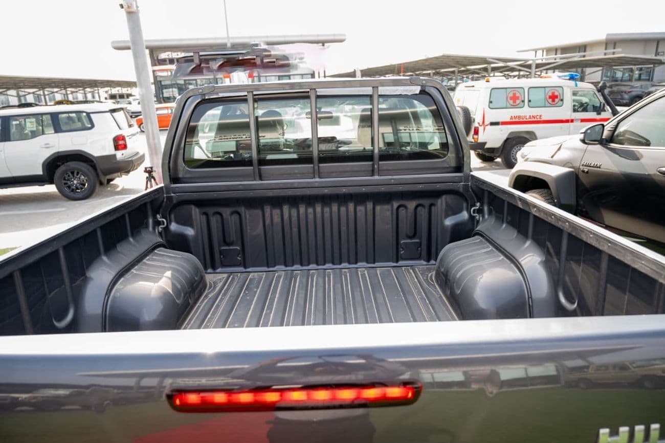 2025 Toyota Hilux GL thumbnail 8