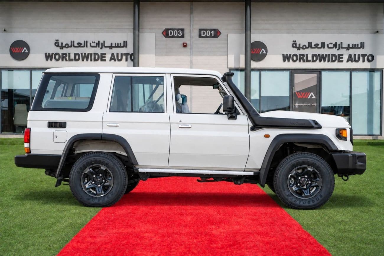 2025 Toyota Land Cruiser 70 LC76 LX thumbnail 4