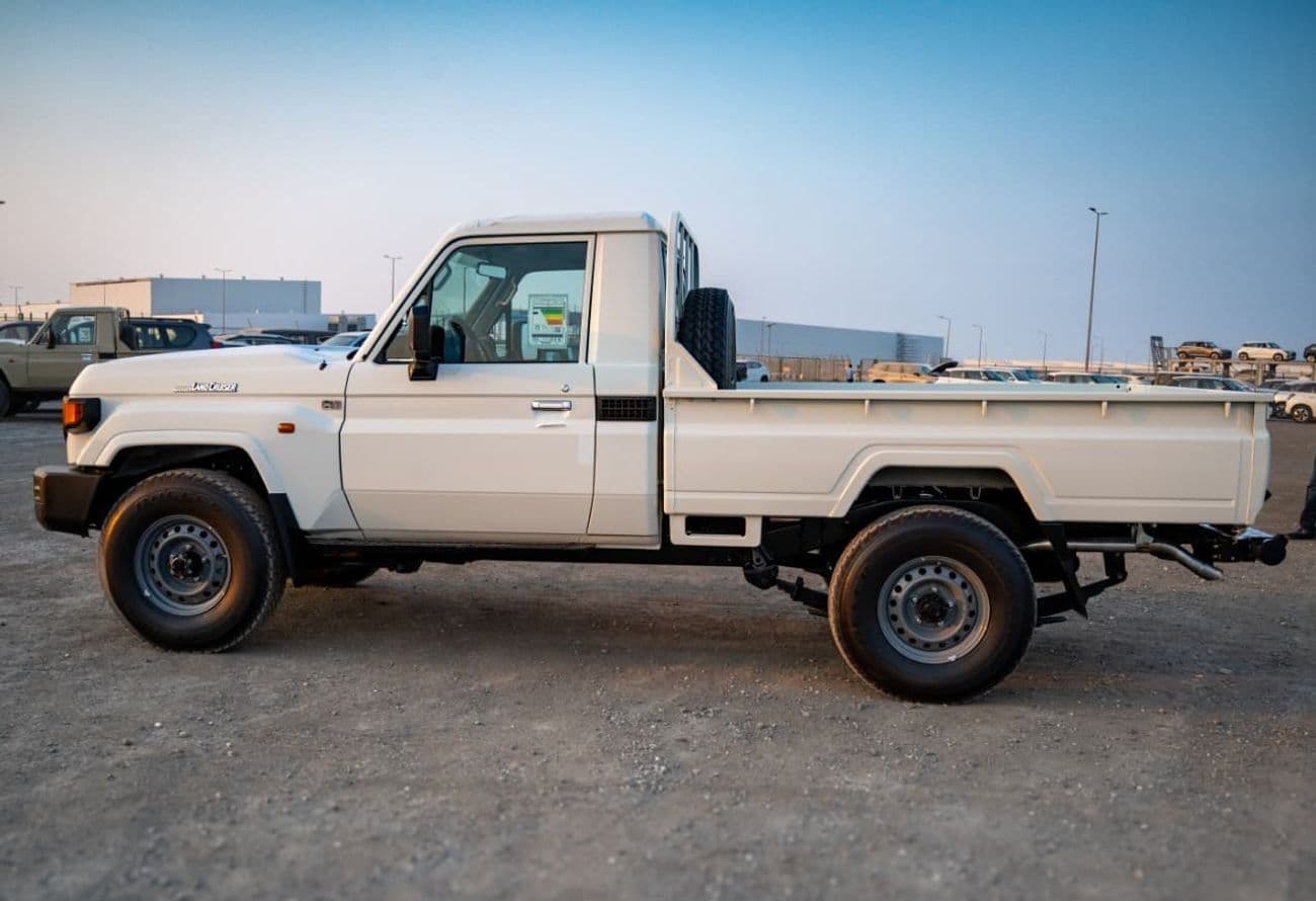 2025 Toyota Land Cruiser Pick Up LC 79 SINGLE CABIN 2.8 DIESEL AUTOMATIC thumbnail 4