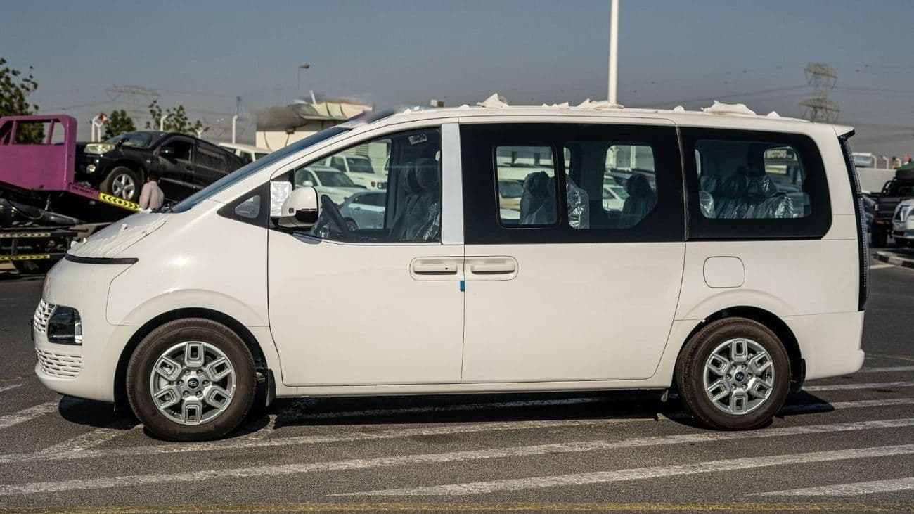 2025 Hyundai Staria thumbnail 3