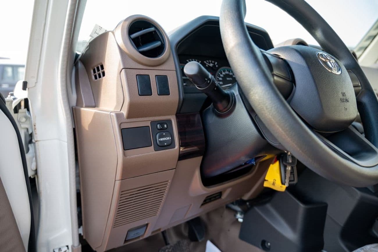 2025 Toyota Land Cruiser Pick Up 79 thumbnail 8
