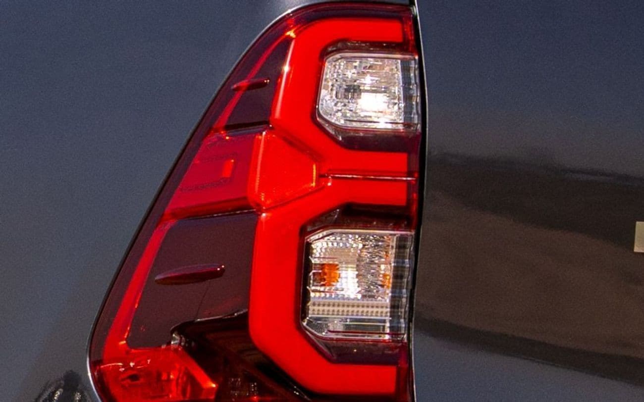 2026 Toyota Hilux SR5 thumbnail 8
