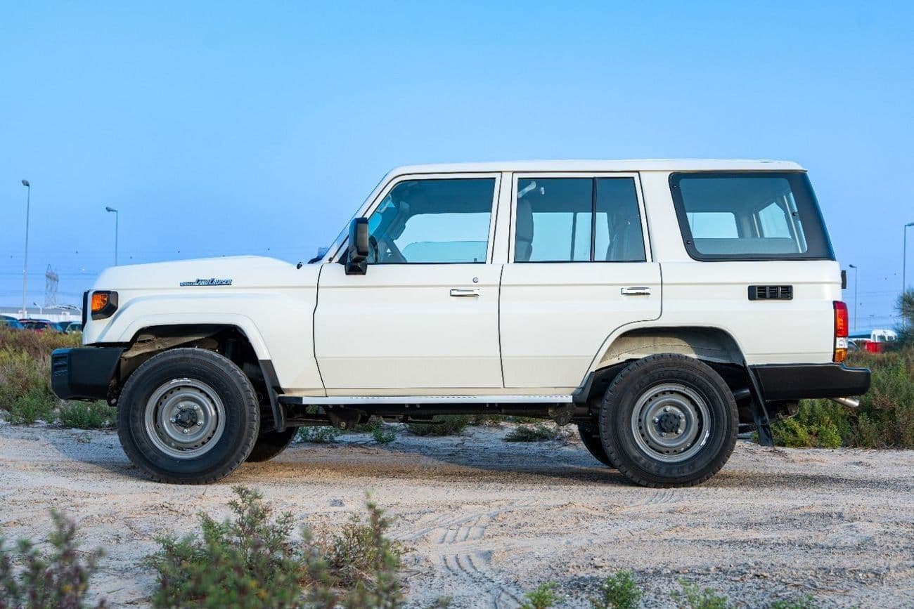 2025 Toyota Land Cruiser 70 thumbnail 3