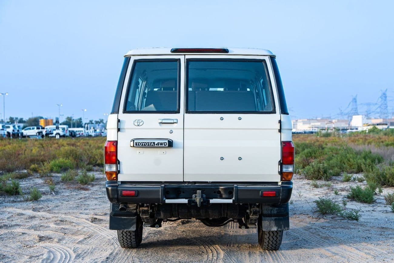 2025 Toyota Land Cruiser 70 thumbnail 4
