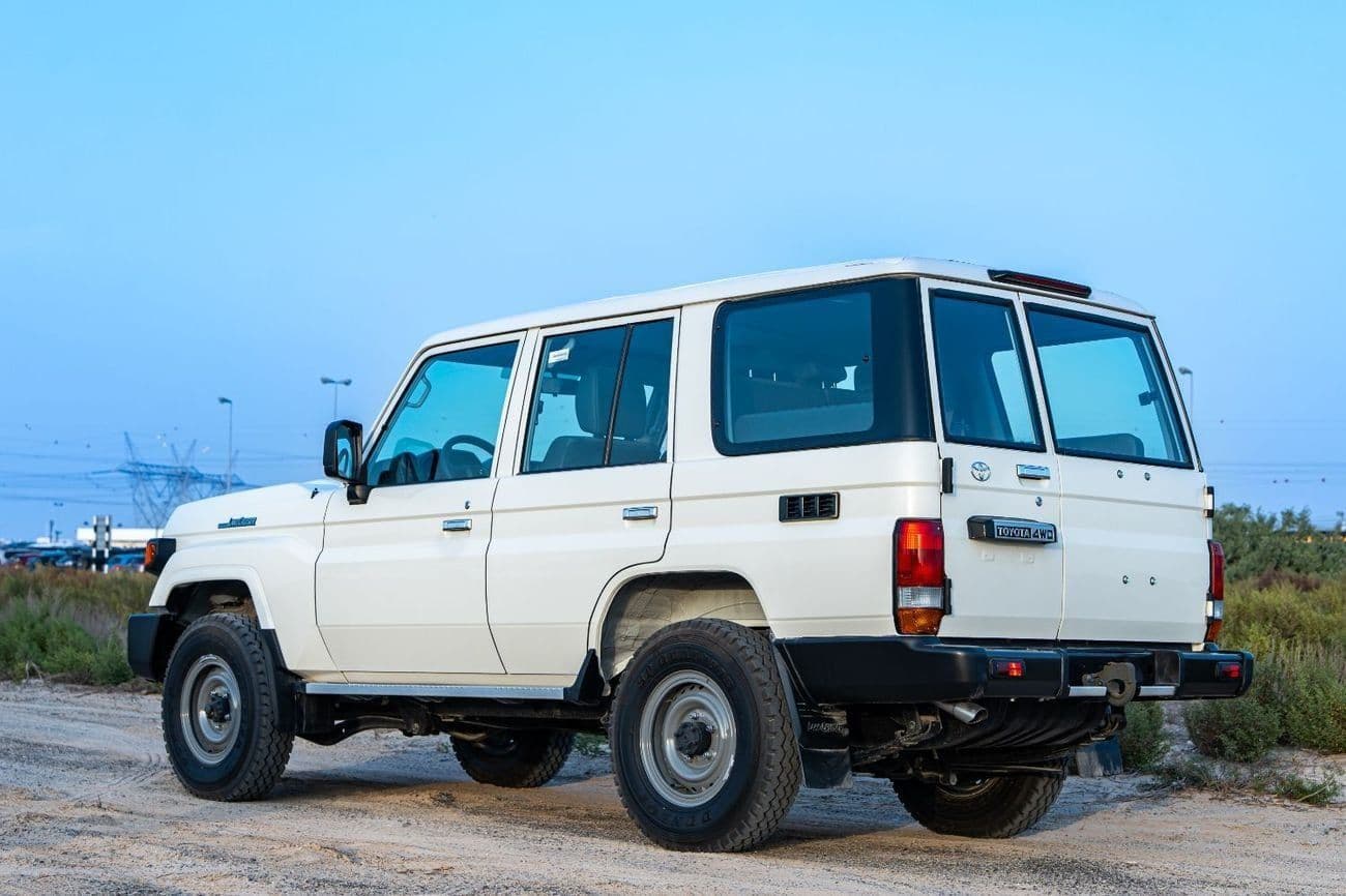 2025 Toyota Land Cruiser 70 thumbnail 5