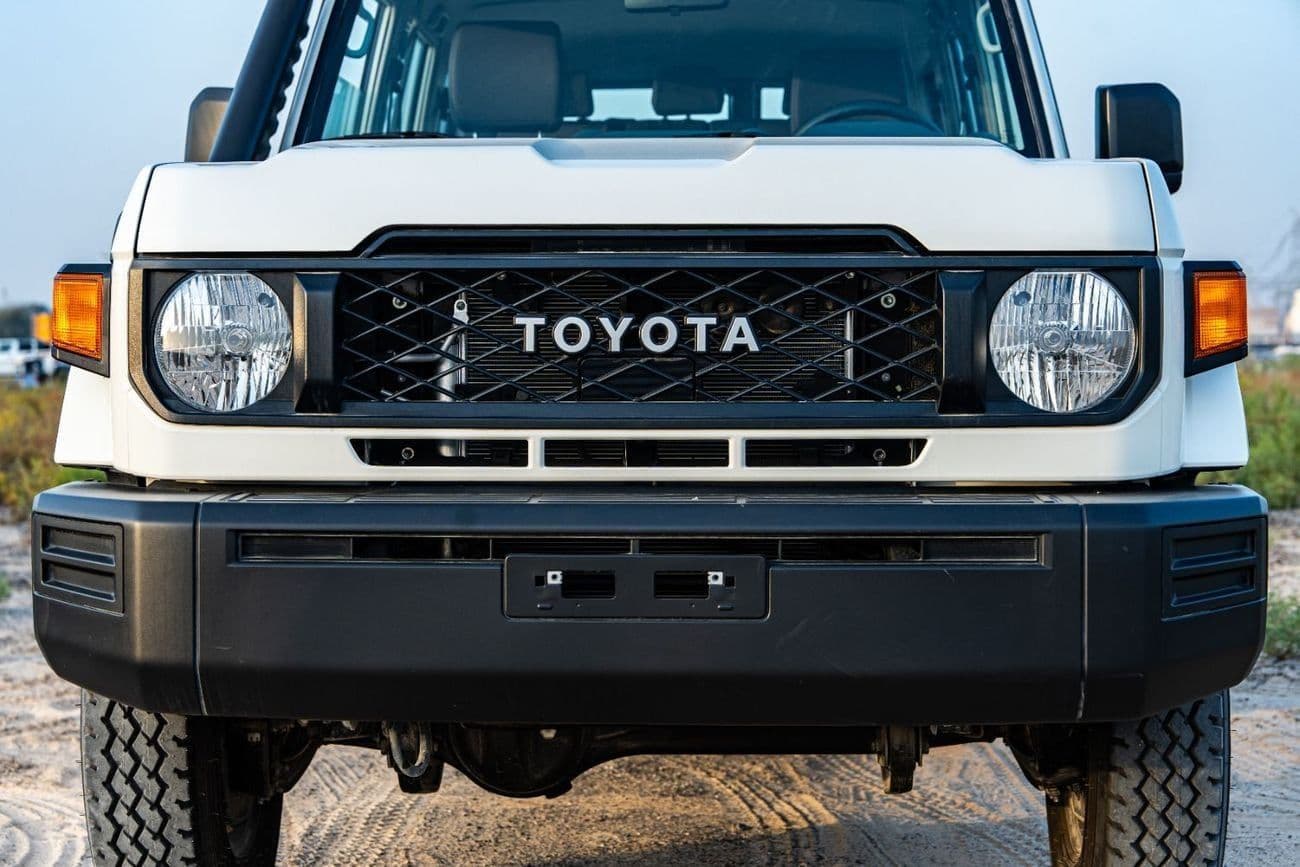 2025 Toyota Land Cruiser 70 thumbnail 6