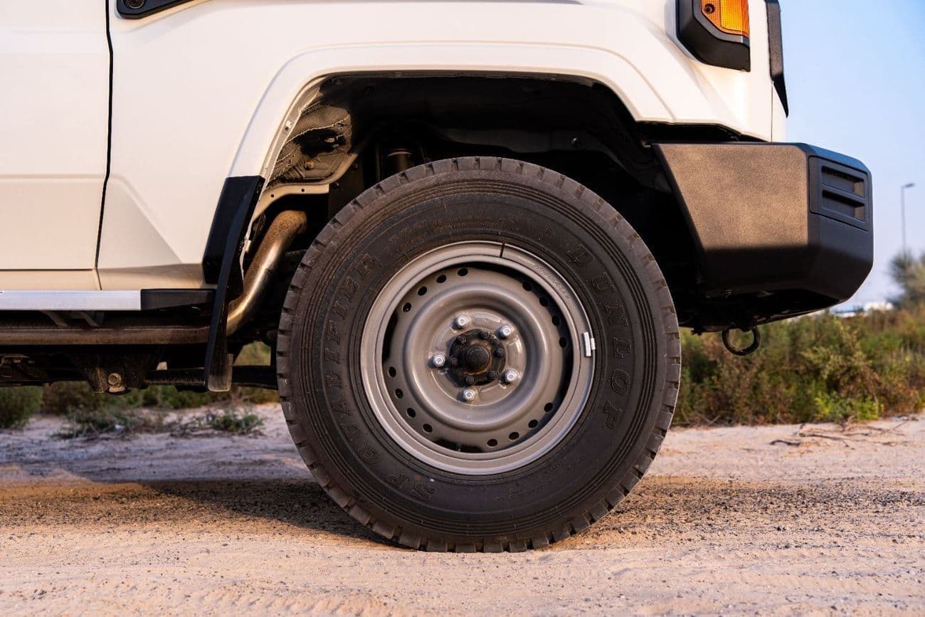 2025 Toyota Land Cruiser 70 thumbnail 8