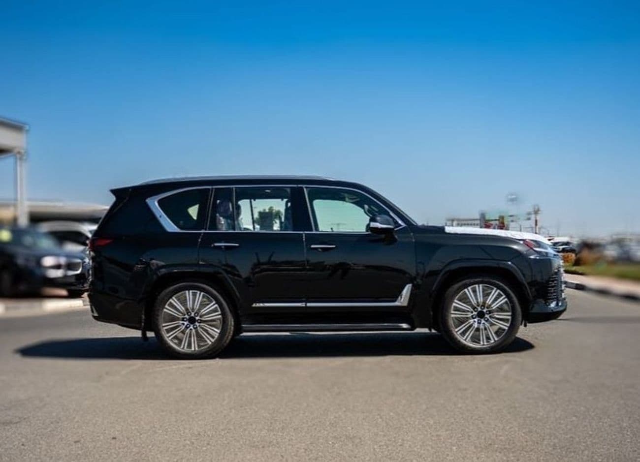 2025 Lexus LX700h SIGNATURE thumbnail 3