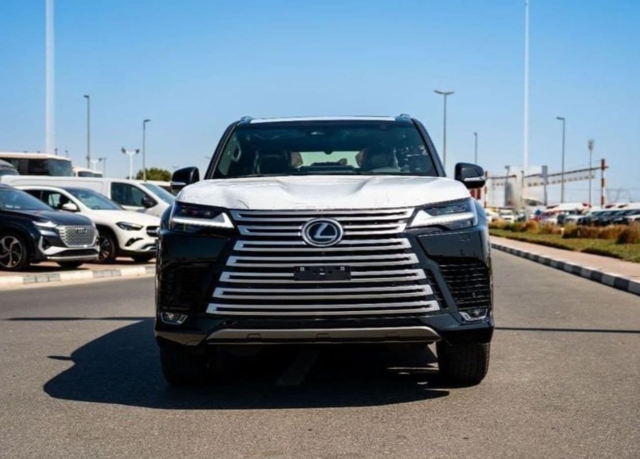 2025 Lexus LX700h SIGNATURE thumbnail 2