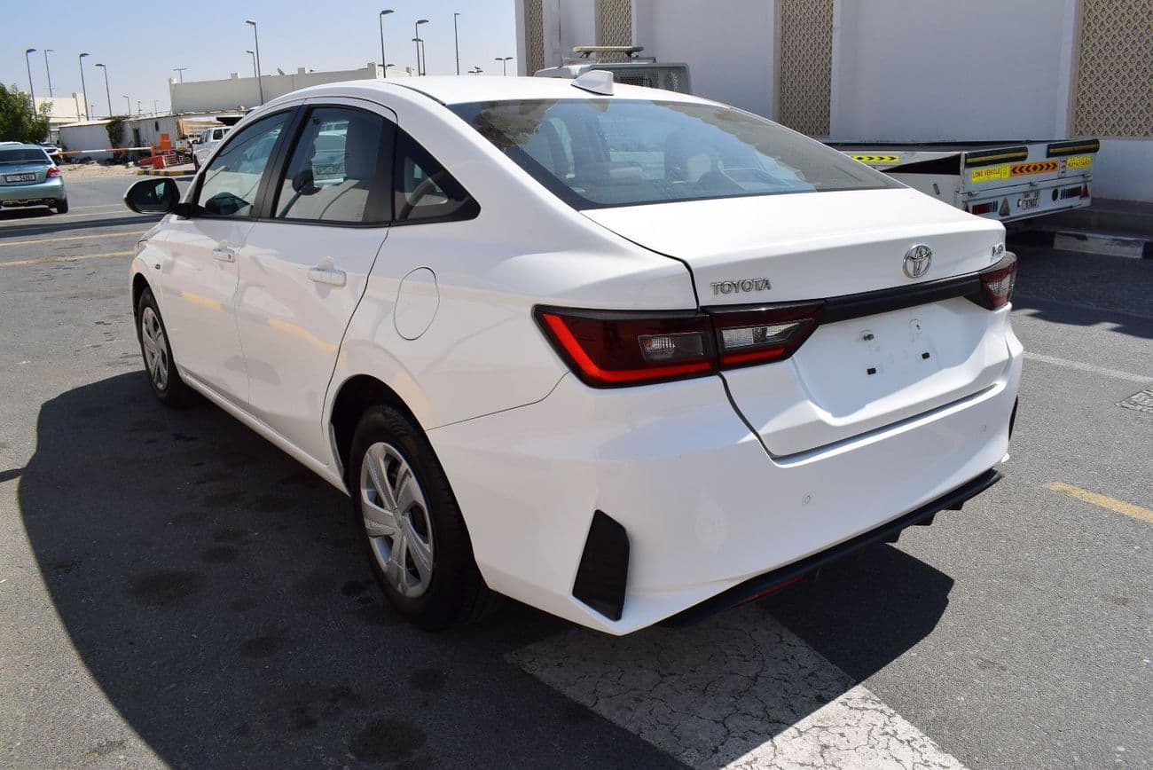2024 Toyota Yaris E thumbnail 3