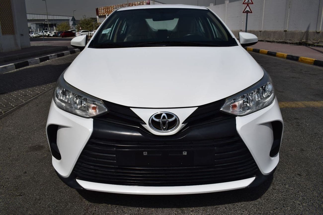 2022 Toyota Yaris E thumbnail 2