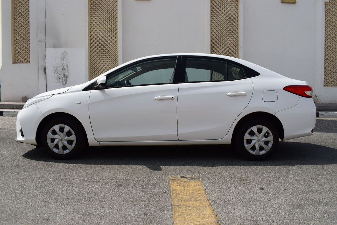 2022 Toyota Yaris E thumbnail 5