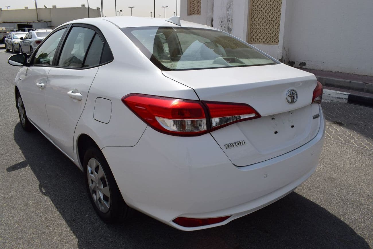 2022 Toyota Yaris E thumbnail 4