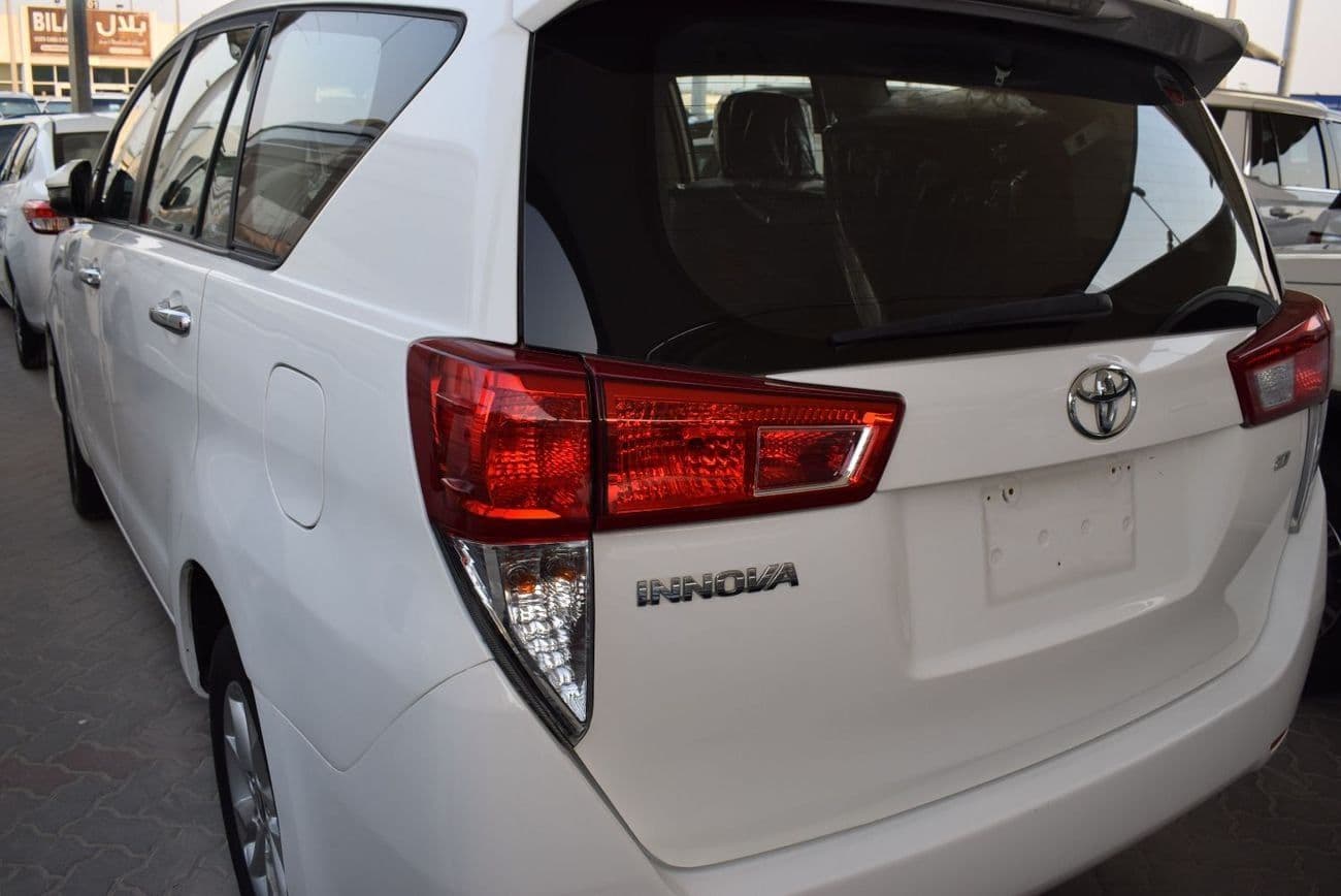 2020 Toyota Innova SE thumbnail 3