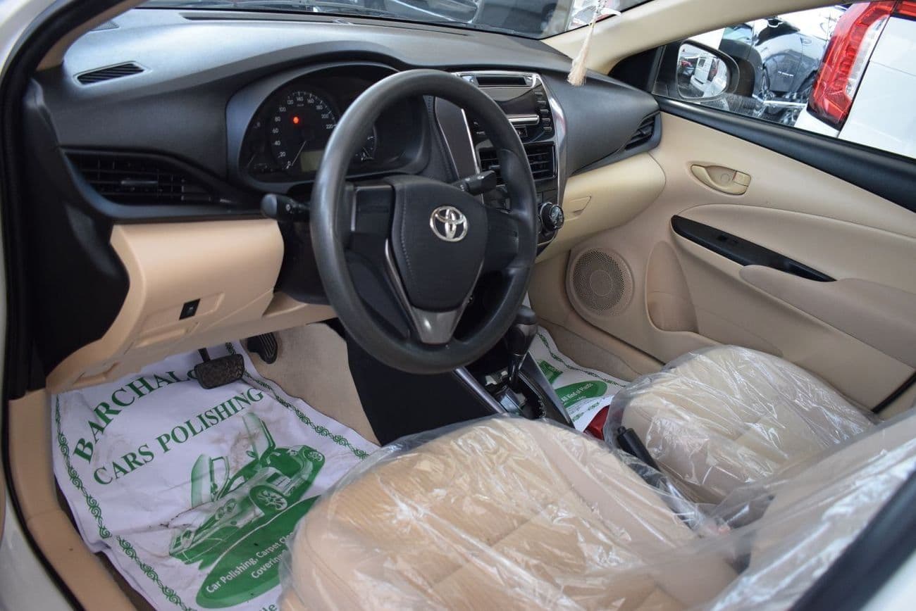 2022 Toyota Yaris SE thumbnail 4
