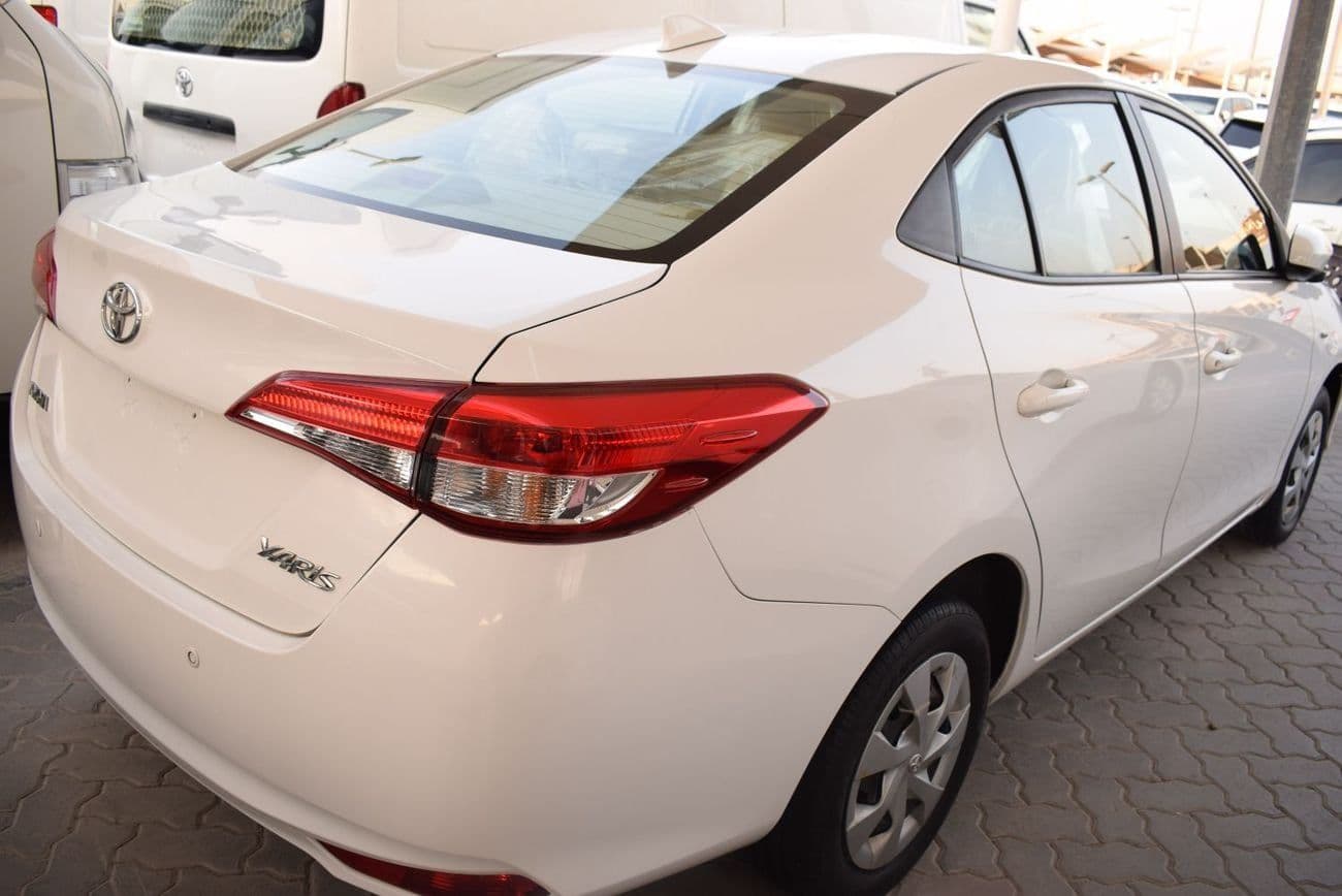 2022 Toyota Yaris SE thumbnail 3