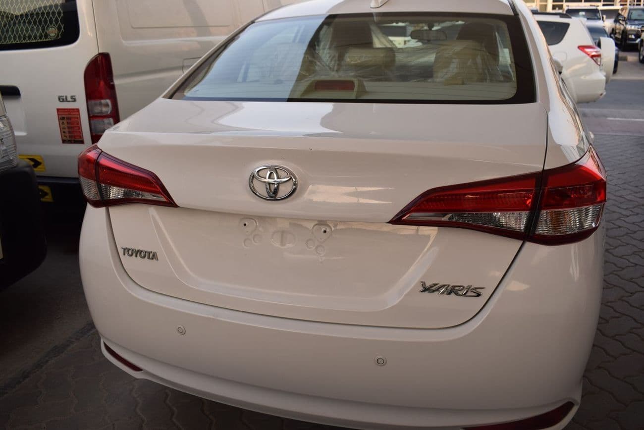 2022 Toyota Yaris SE thumbnail 2