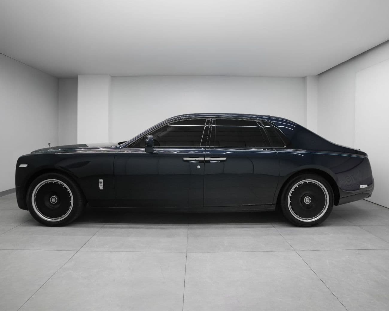 2025 Rolls Royce Phantom EWB thumbnail 3