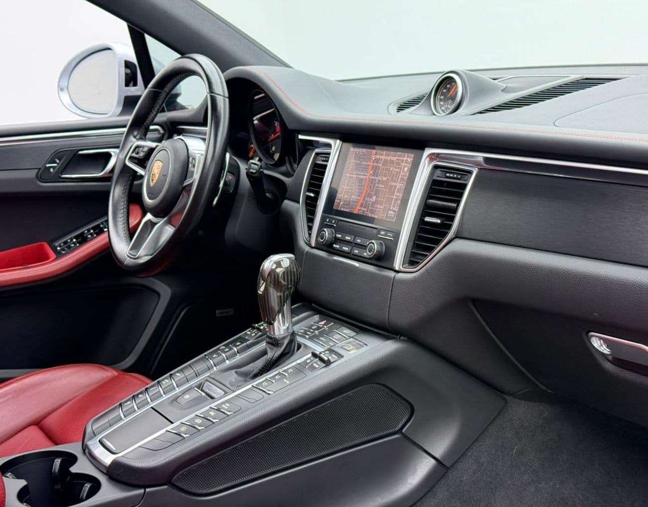 2017 Porsche Macan GTS thumbnail 7