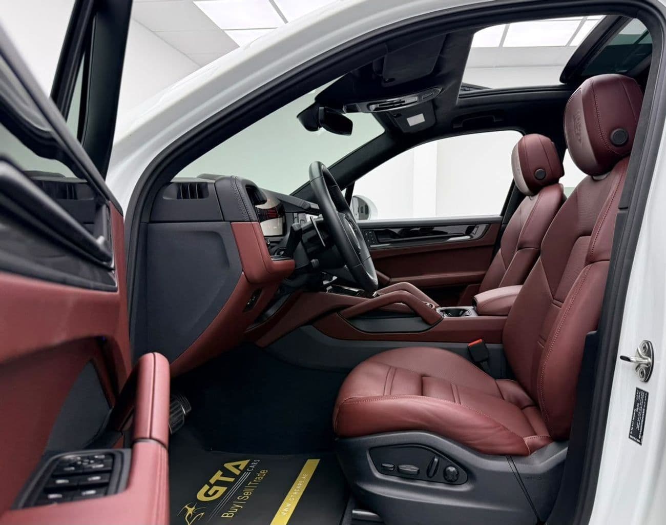 2025 Porsche Cayenne GTS thumbnail 8