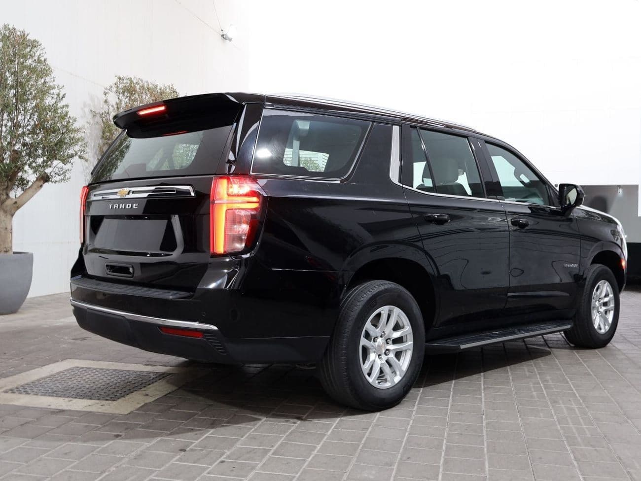 2024 Chevrolet Tahoe LS thumbnail 4