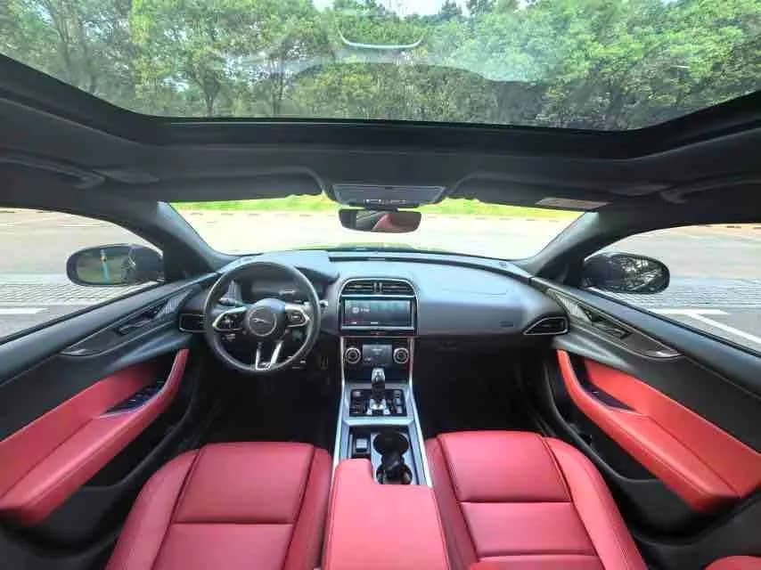2025 Jaguar XE thumbnail 4