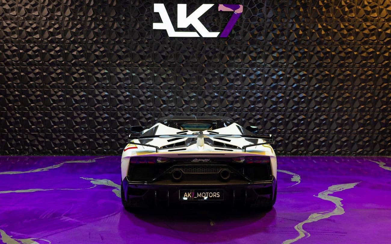 2020 Lamborghini Aventador Roadster thumbnail 4