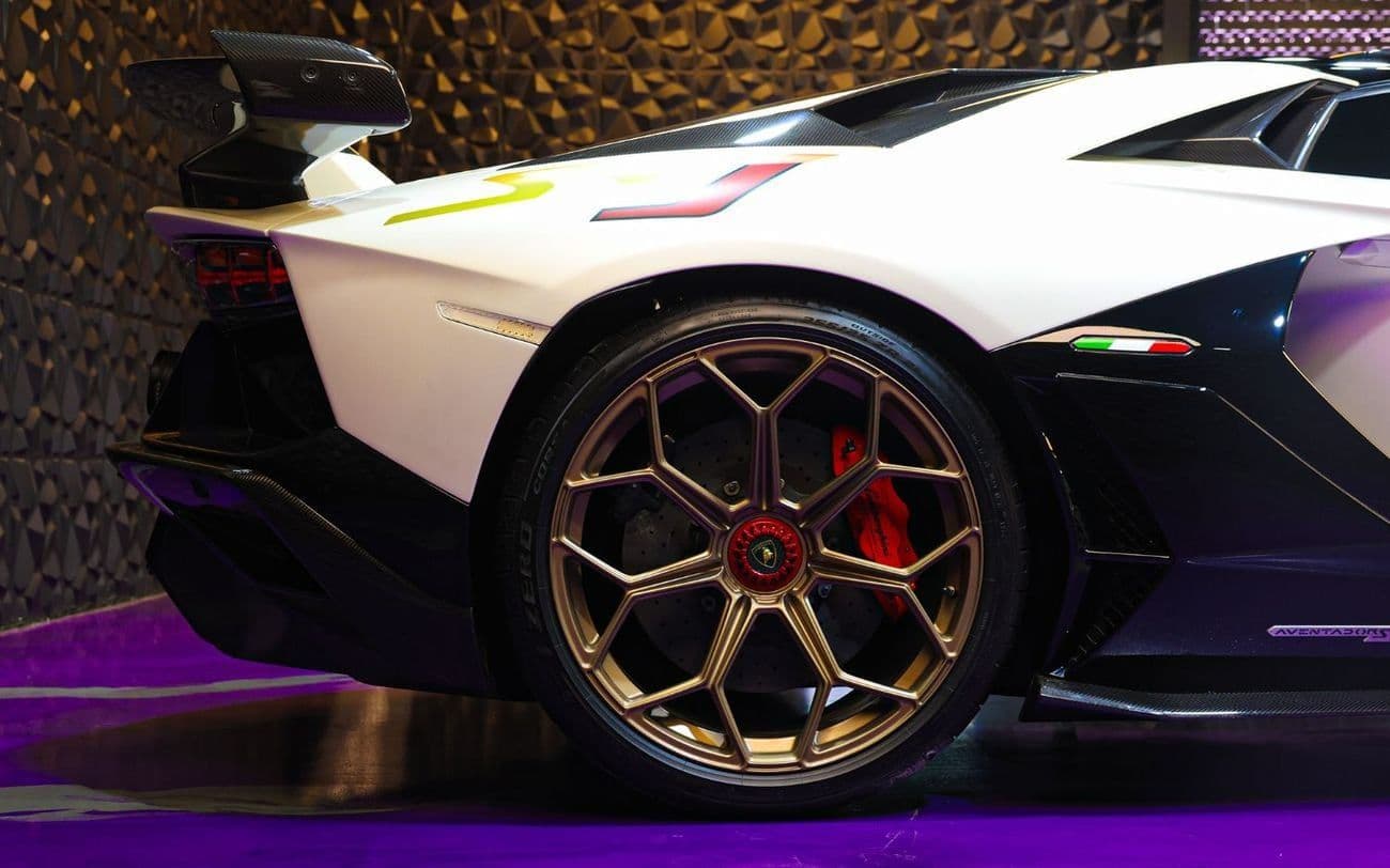 2020 Lamborghini Aventador Roadster thumbnail 8