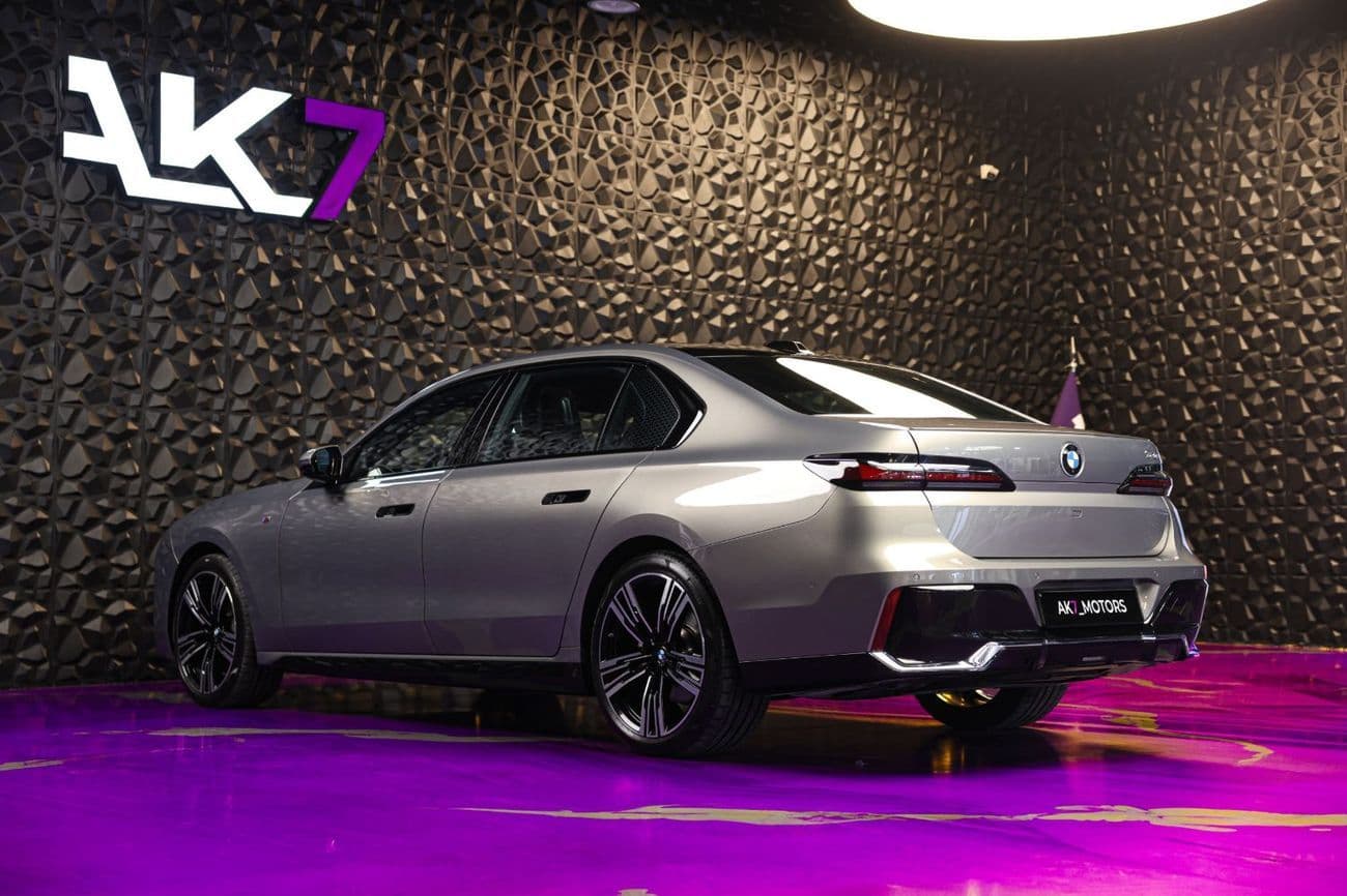 2023 BMW 740i M SPORT thumbnail 5