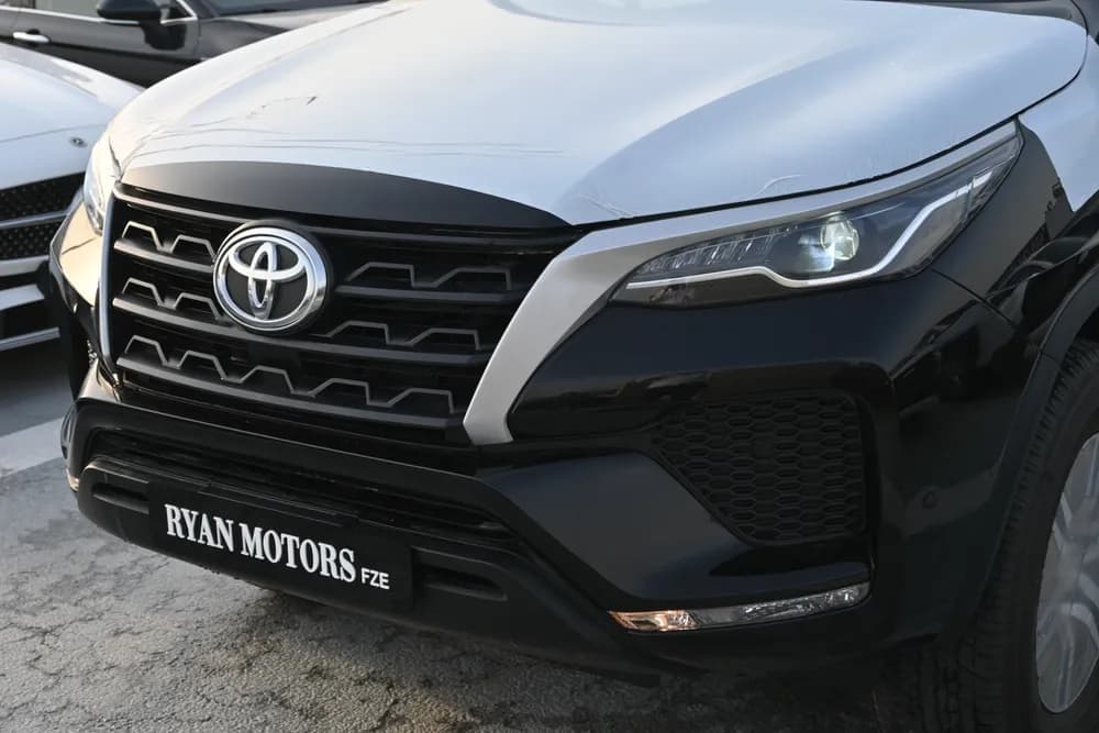 2025 Toyota Fortuner thumbnail 2