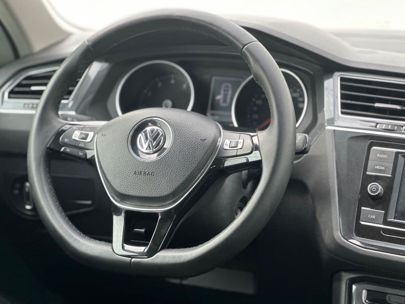 2018 Volkswagen Tiguan SPORT thumbnail 6