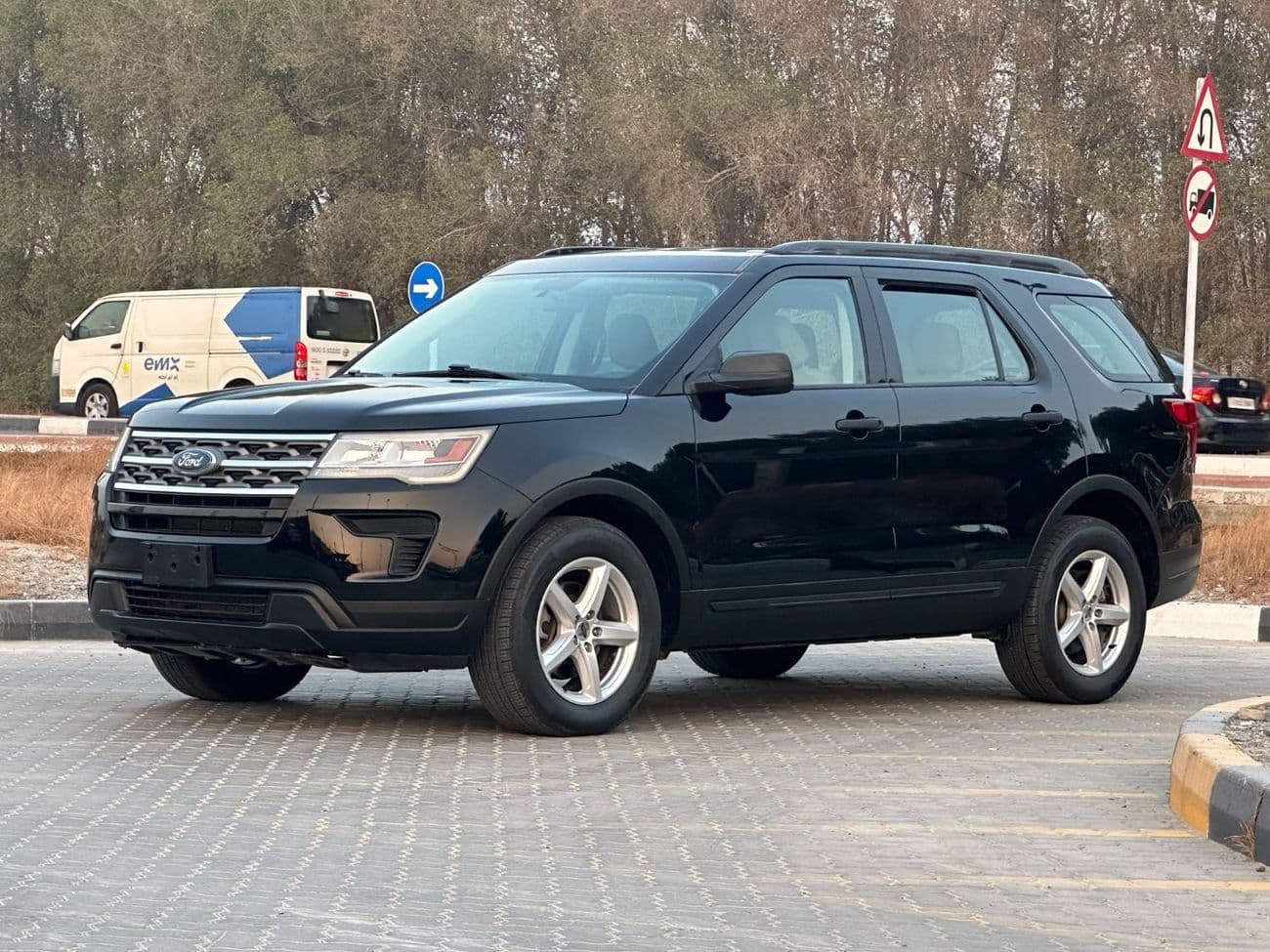 2018 Ford Explorer BASE thumbnail 3