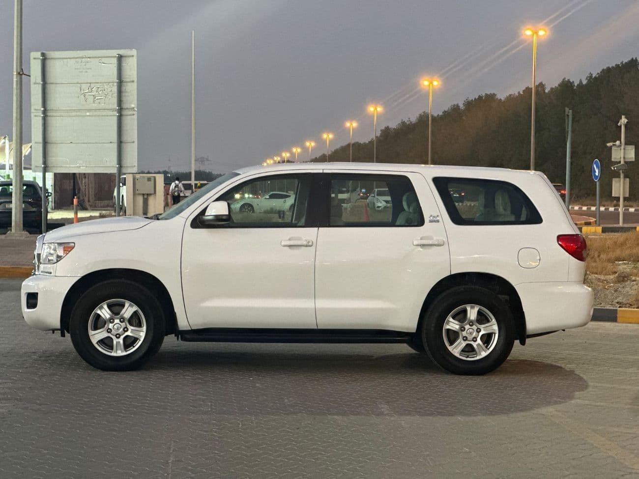 2012 Toyota Sequoia SR5 4X4 thumbnail 7