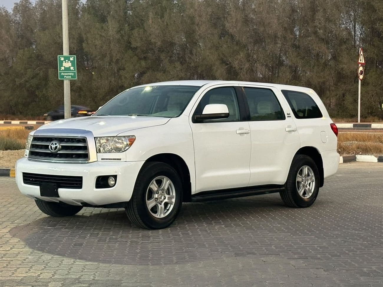 2012 Toyota Sequoia SR5 4X4 thumbnail 3