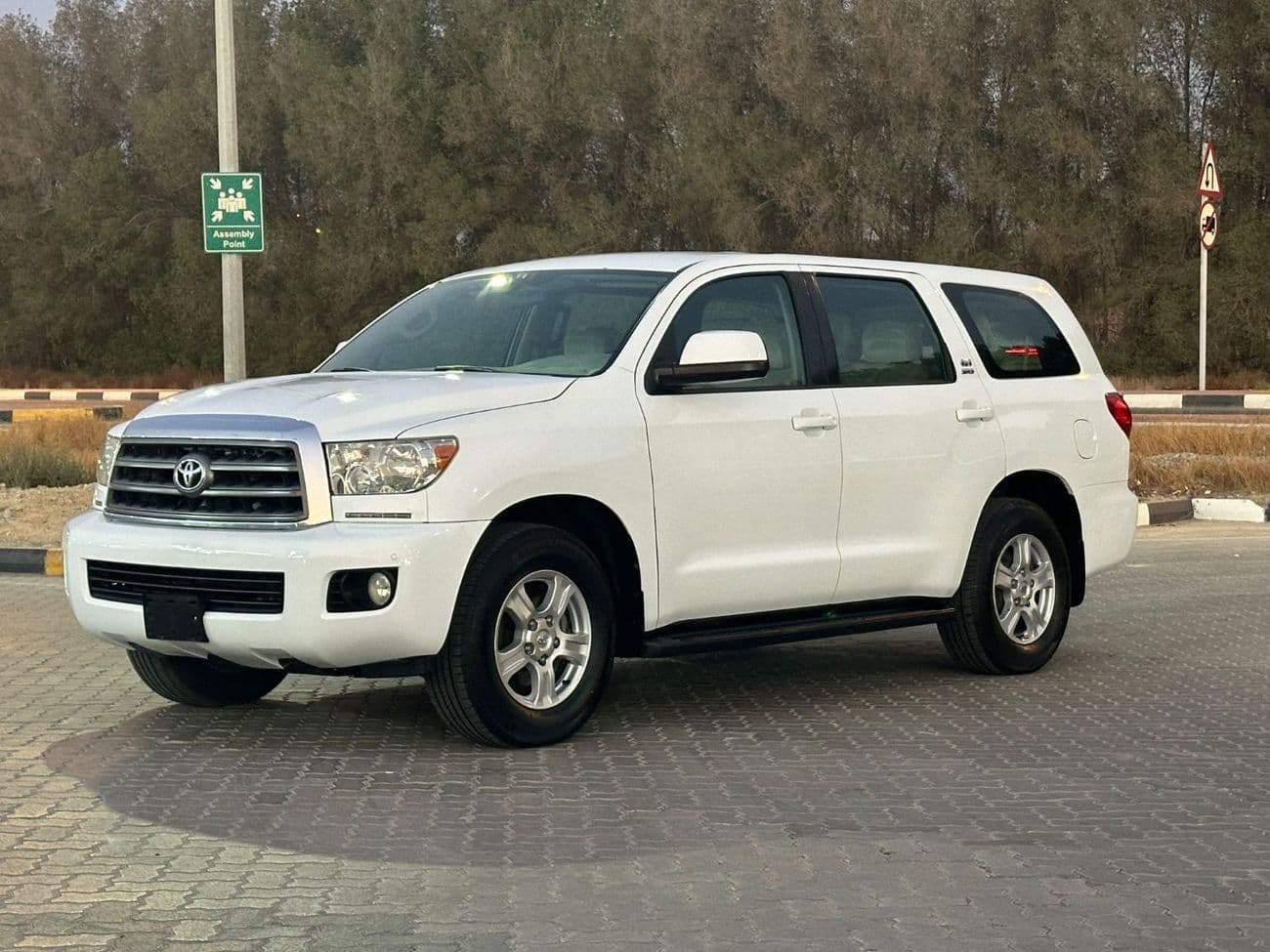 2012 Toyota Sequoia SR5 4X4 thumbnail 6