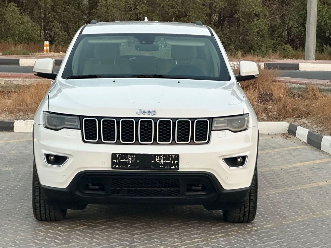 2017 Jeep Grand Cherokee LAREDO thumbnail 2