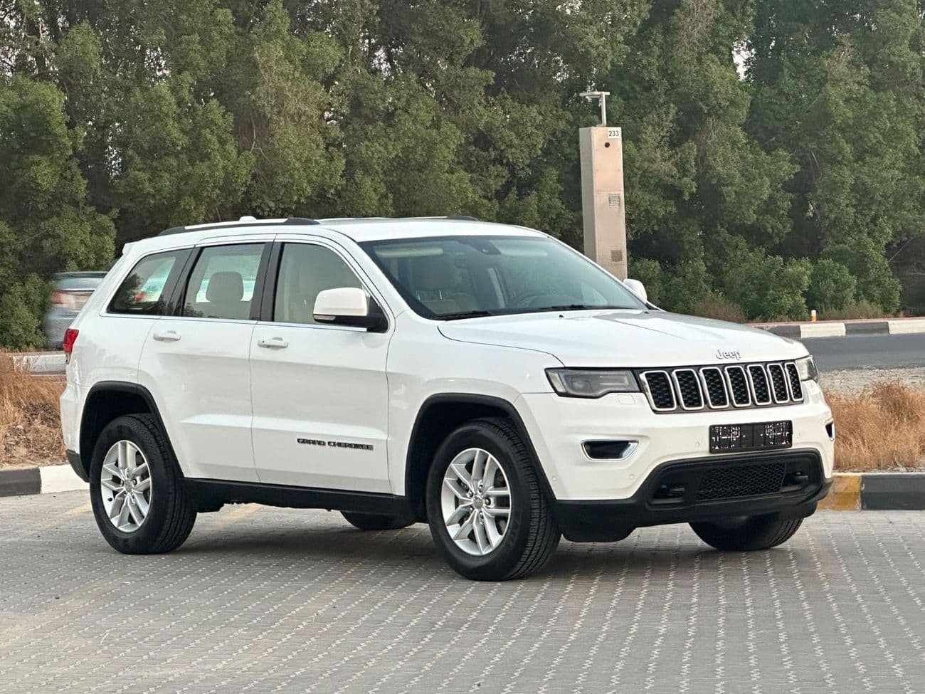 2017 Jeep Grand Cherokee LAREDO thumbnail 3