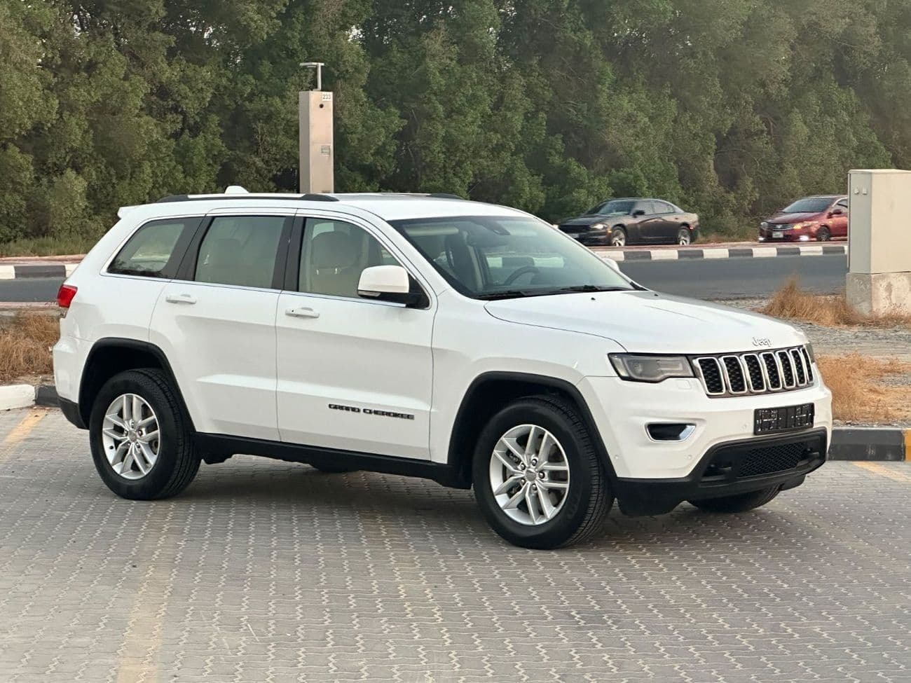 2017 Jeep Grand Cherokee LAREDO thumbnail 4