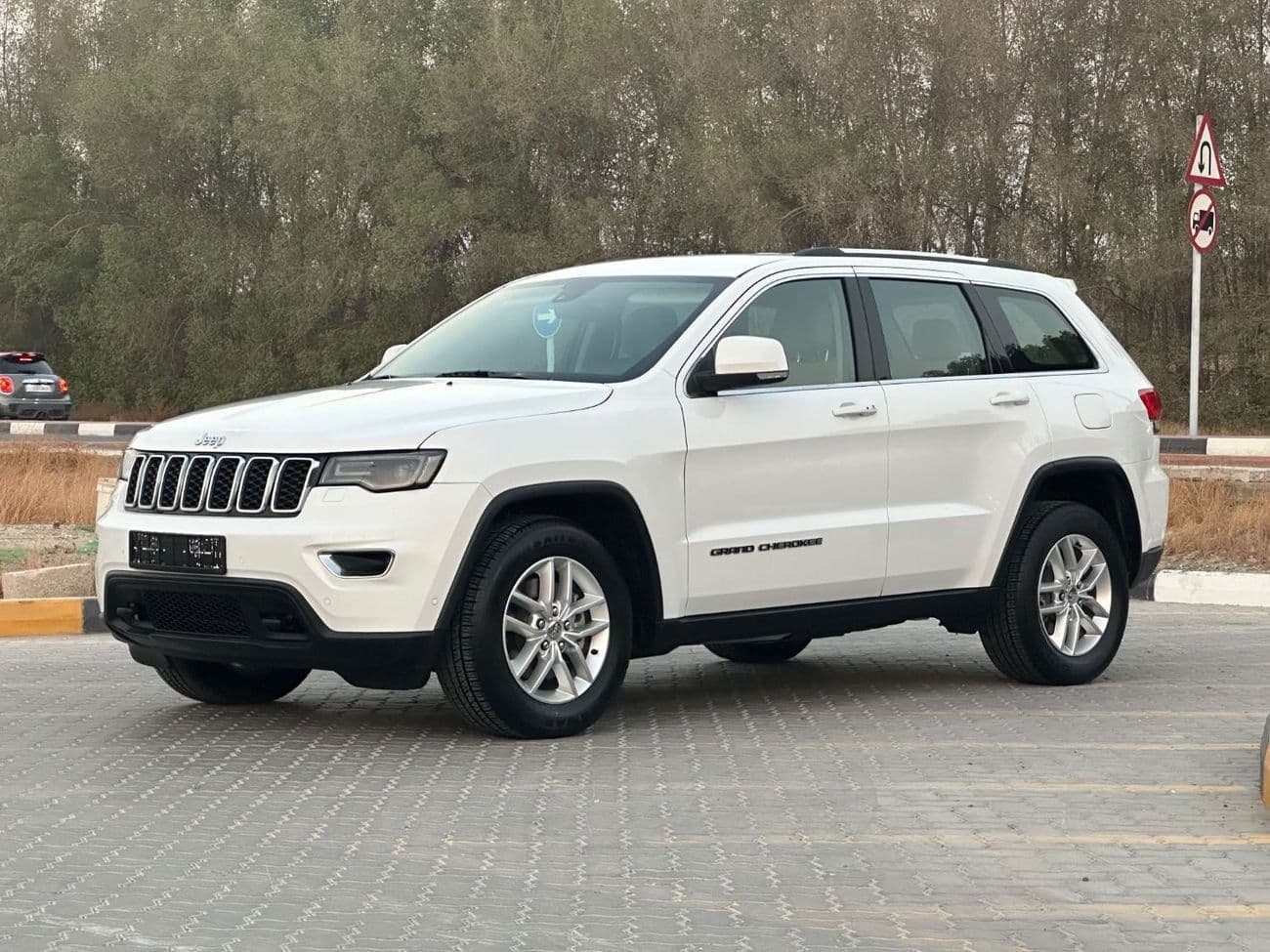 2017 Jeep Grand Cherokee LAREDO thumbnail 5