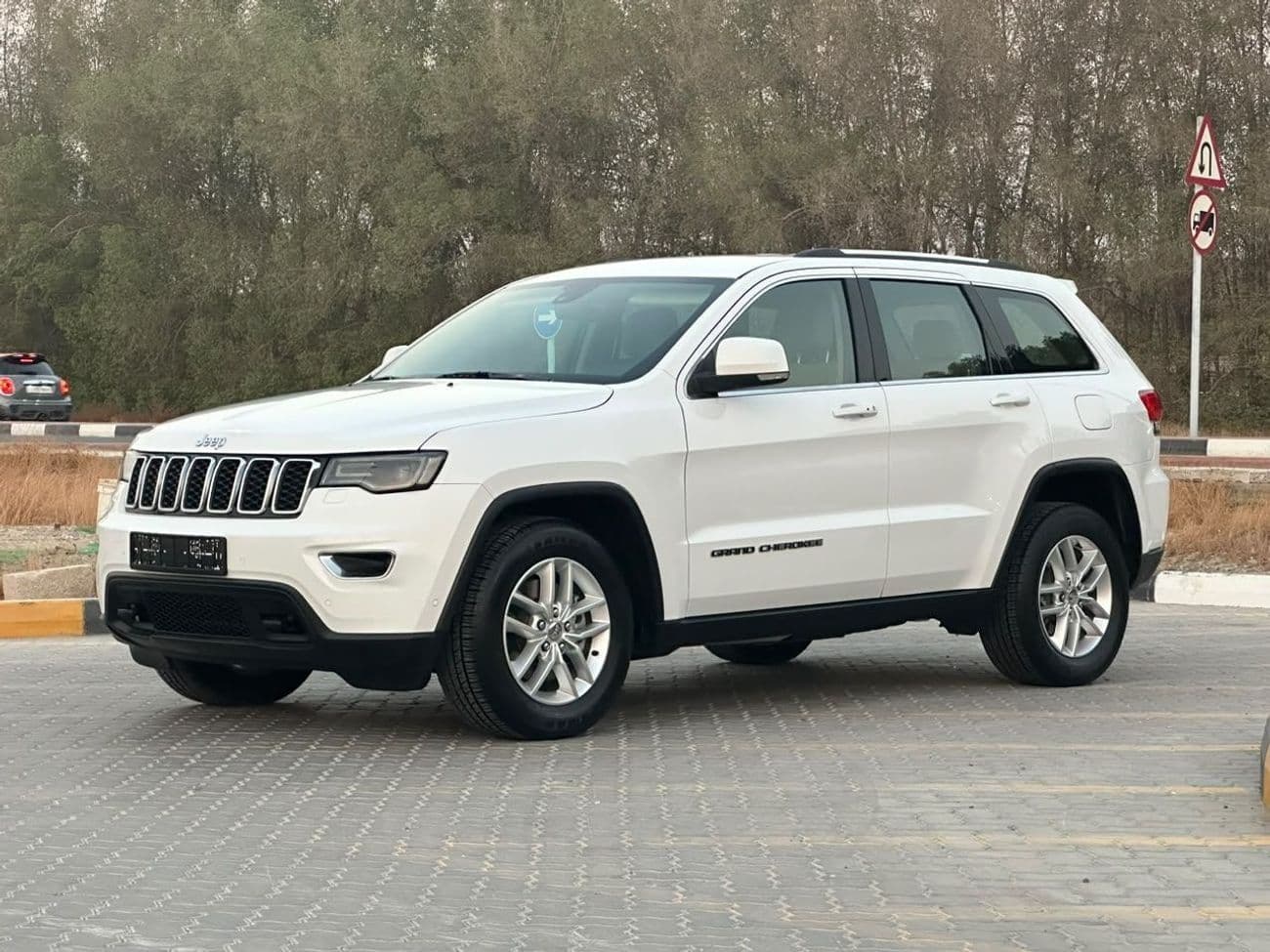2017 Jeep Grand Cherokee LAREDO thumbnail 6