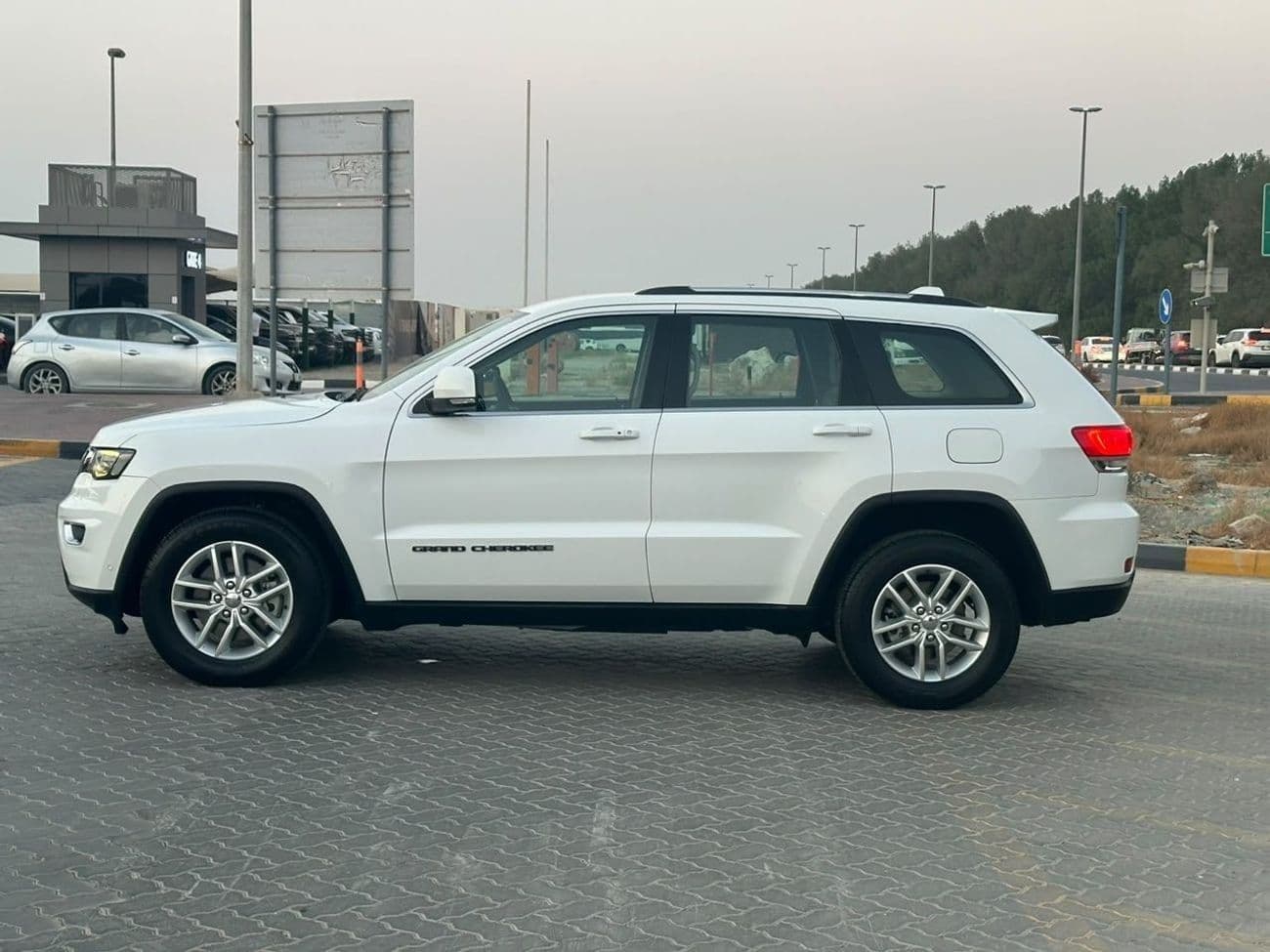 2017 Jeep Grand Cherokee LAREDO thumbnail 7