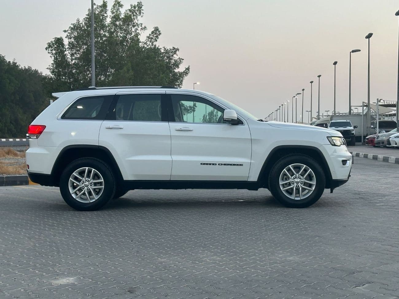 2017 Jeep Grand Cherokee LAREDO thumbnail 8
