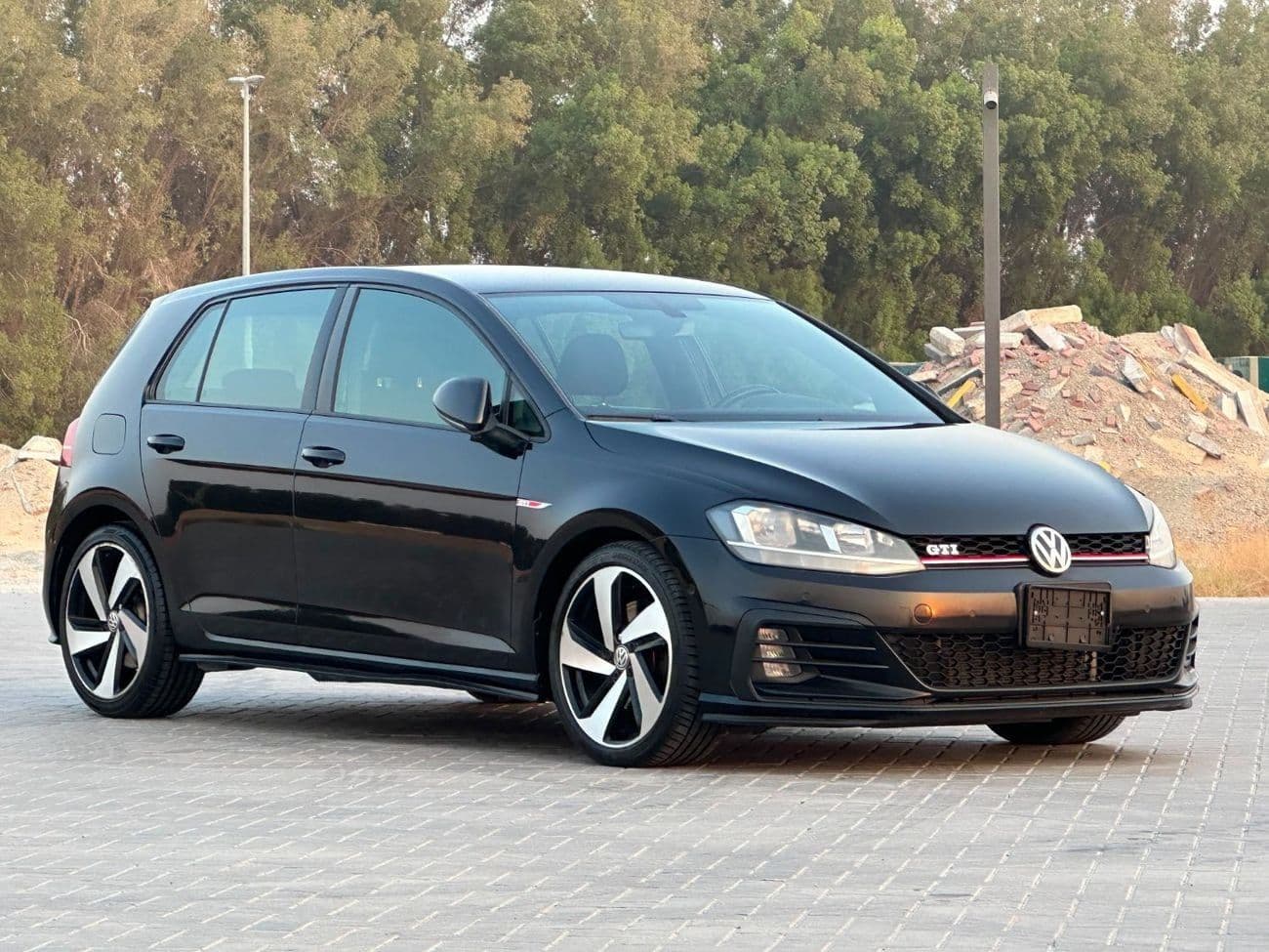 2019 Volkswagen Golf GTI SE thumbnail 3