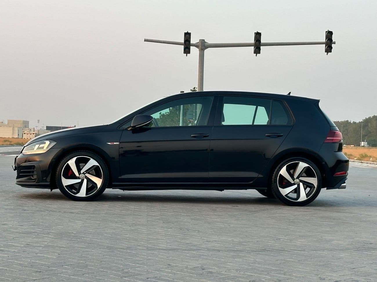 2019 Volkswagen Golf GTI SE thumbnail 5