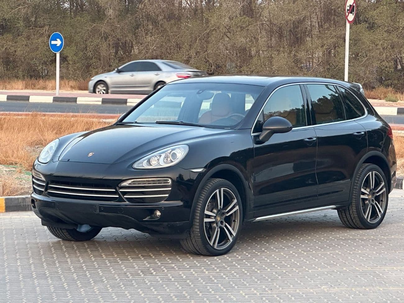 2014 Porsche Cayenne STANDARD thumbnail 3