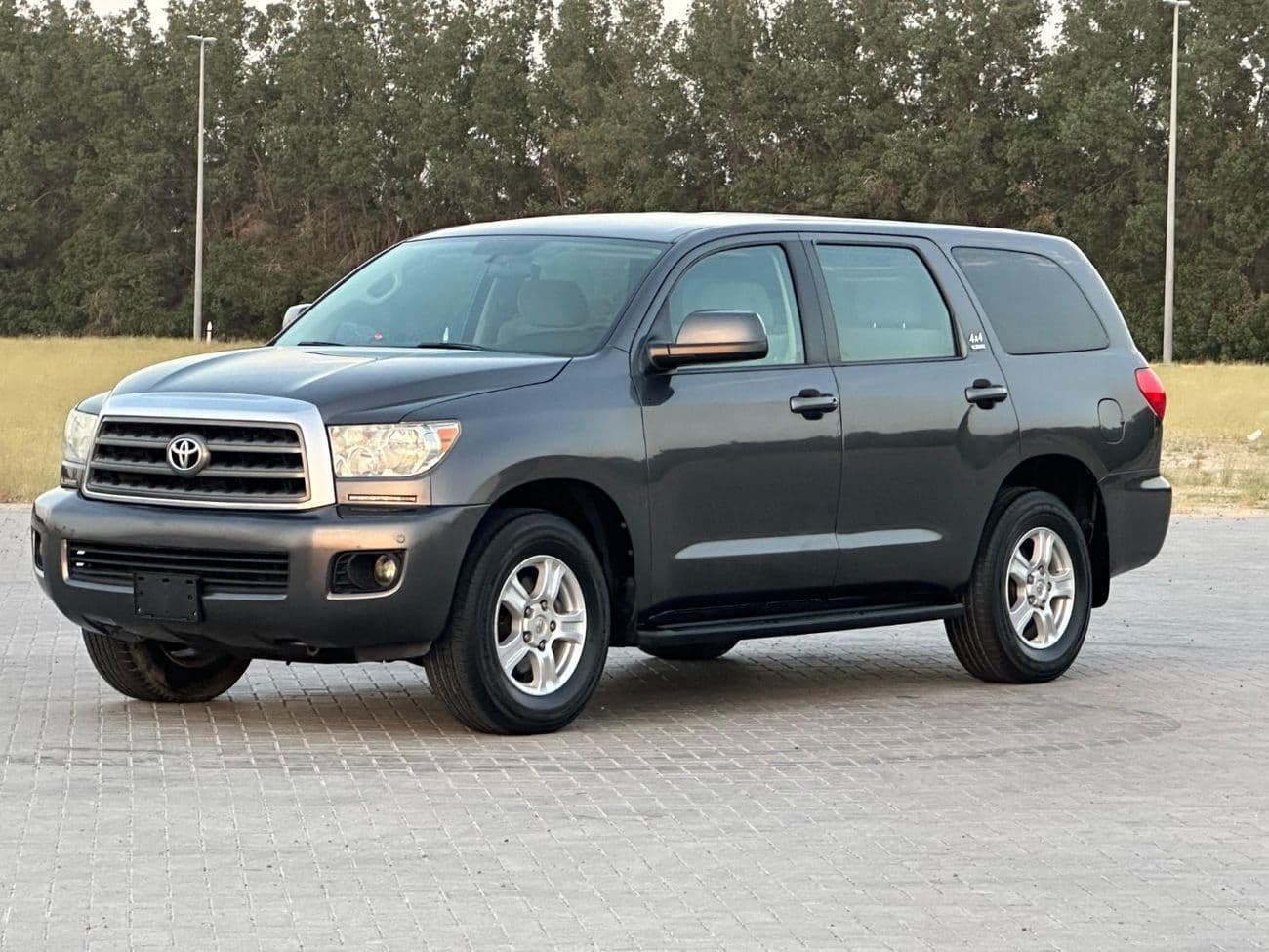 2012 Toyota Sequoia SR5 4X4 thumbnail 5